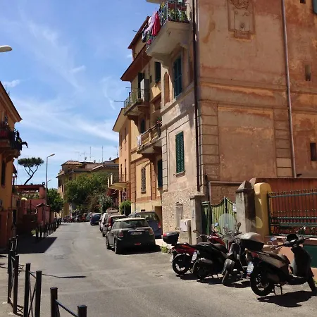 Il Pinolo, Comfy Studio In Rome's Coolest Patch, Pigneto Рим